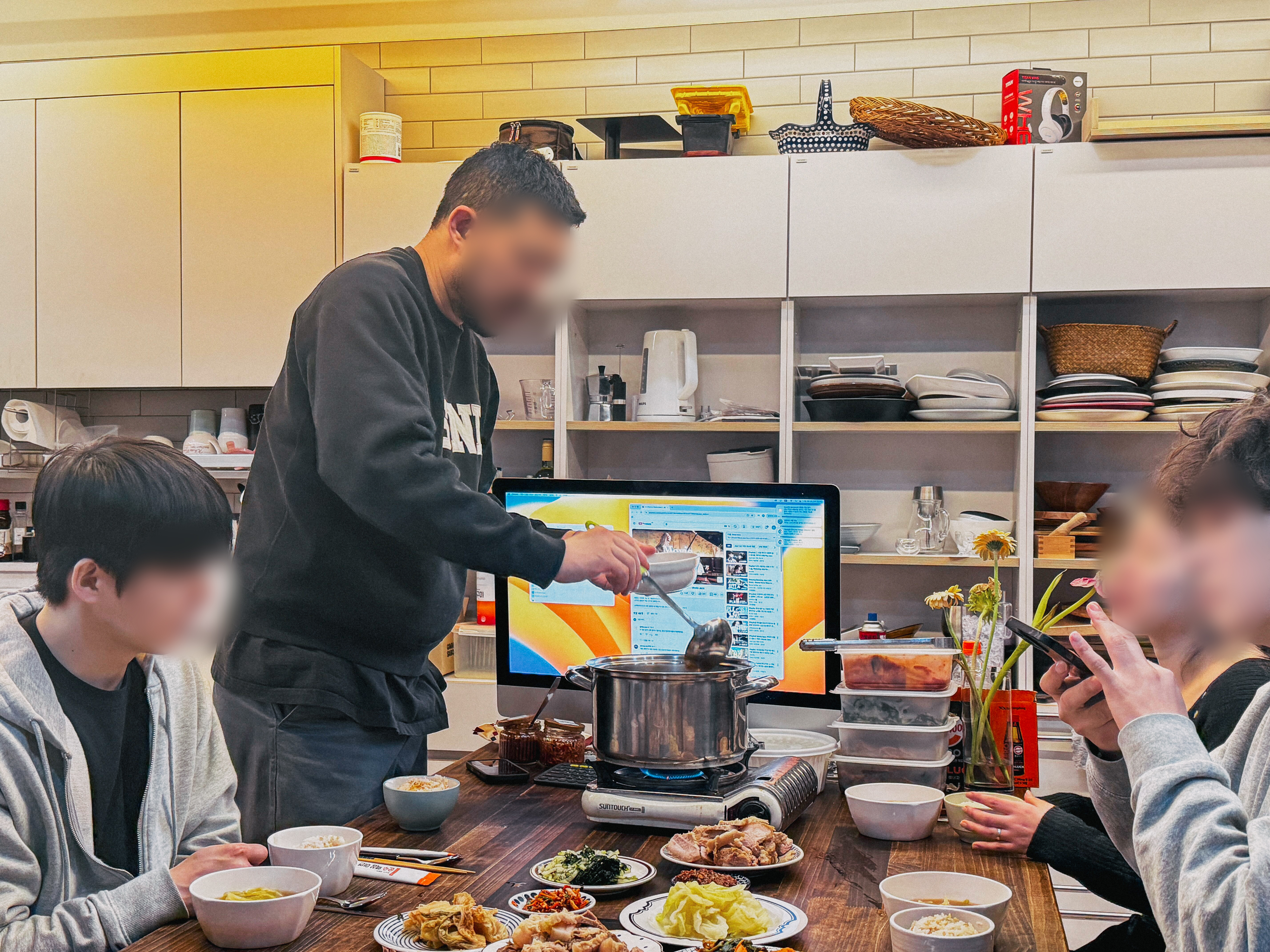 대표님이 국 떠주는 장면