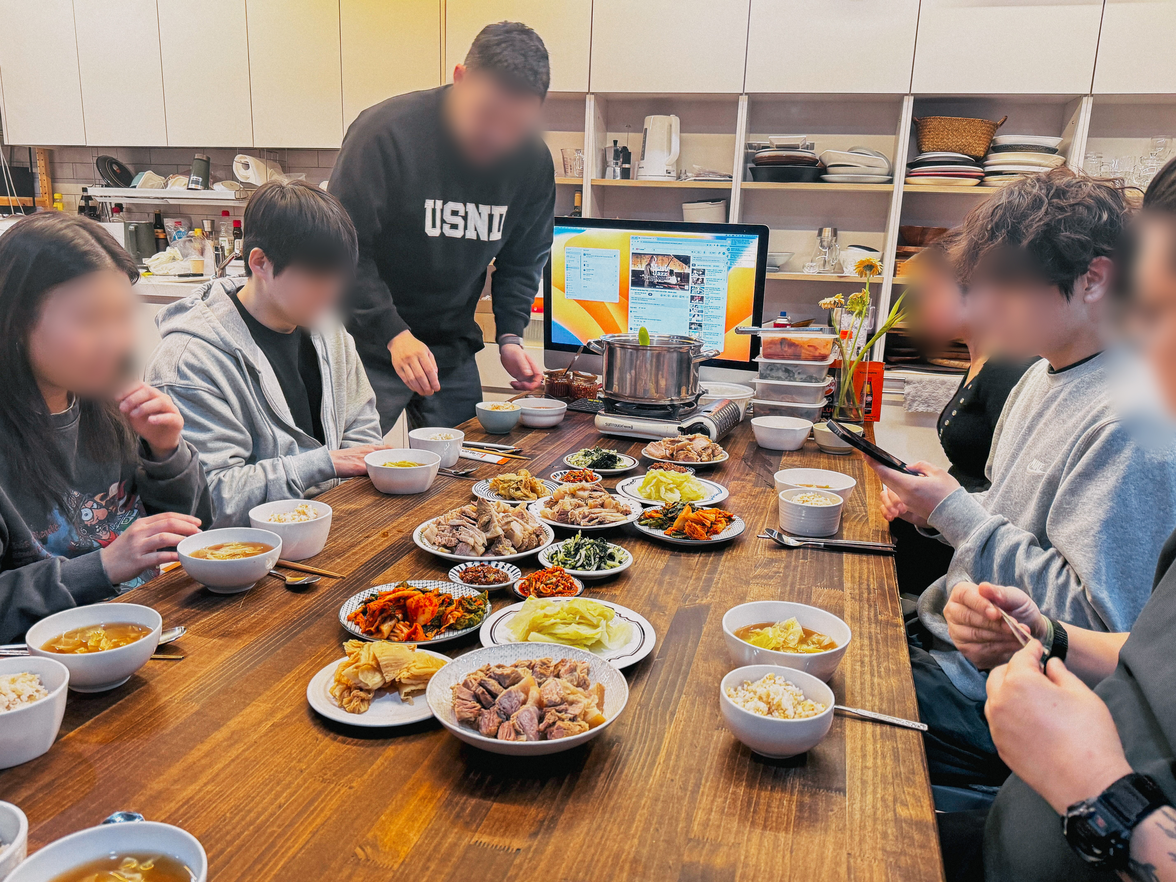 다같이 먹는 사진